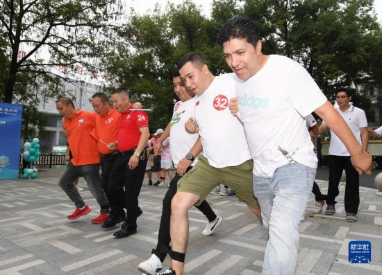 9月28日，在柯橋柯亭社區(qū)，各民族居民參加趣味運(yùn)動(dòng)會(huì)。