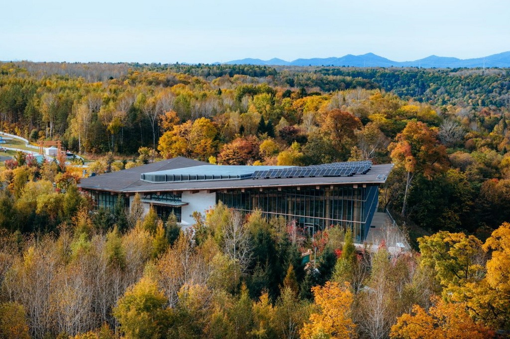 園區(qū)在多棟建筑上都安裝有分布式光伏發(fā)電設(shè)施。邱活攝