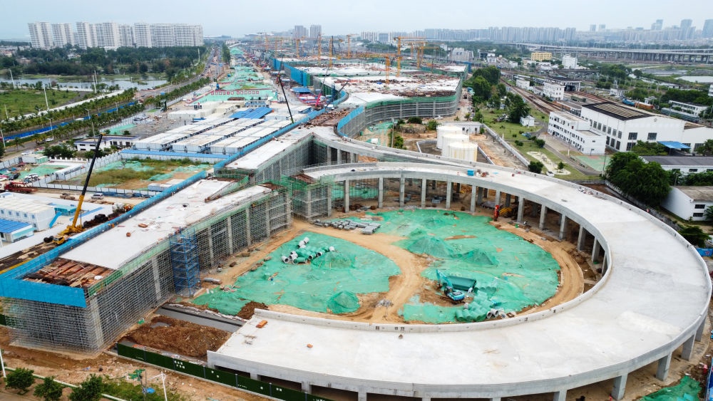 9月9日拍攝的?？谛潞８酆湍细邸岸€口岸”（貨運）集中查驗場所建設(shè)項目（無人機照片）。該項目是海南自貿(mào)港封關(guān)運作重點項目。新華社記者 楊冠宇 攝