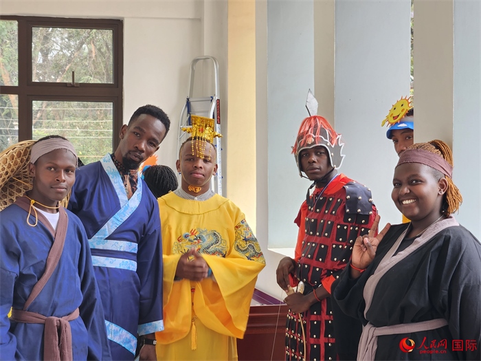 28日，肯尼亞內(nèi)羅畢大學(xué)孔子學(xué)院舉行“詩劇頌中秋，中肯共月明”中秋慶典，情景劇《嫦娥奔月》部分演員合影。人民網(wǎng)記者 黃煒鑫攝