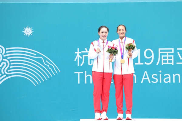 9月29日，鄭欽文(右)和朱琳在頒獎(jiǎng)儀式上合影。當(dāng)日，在杭州亞運(yùn)會(huì)網(wǎng)球女子單打決賽中，中國(guó)代表團(tuán)選手鄭欽文2:0戰(zhàn)勝隊(duì)友朱琳奪得冠軍。人民網(wǎng)記者 李乃妍攝
