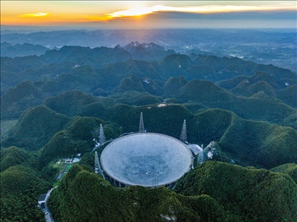 “中國天眼”全景（維護(hù)保養(yǎng)期間拍攝）。新華社記者 歐東衢 攝