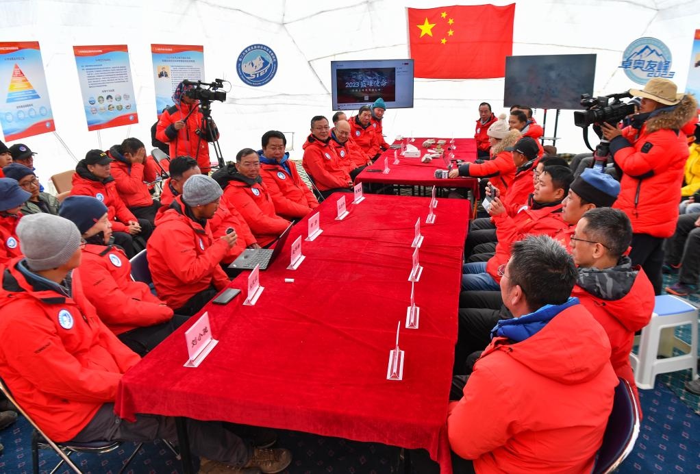 海拔4950米的卓奧友峰科考大本營，科考隊員趙華標（手拿麥克風看電腦者）在宣讀剛剛接收到的頂峰氣象觀測數(shù)據(jù)，這標志著峰頂自動氣象站架設成功，成功傳回觀測數(shù)據(jù)（10月1日攝）。新華社記者晉美多吉 攝