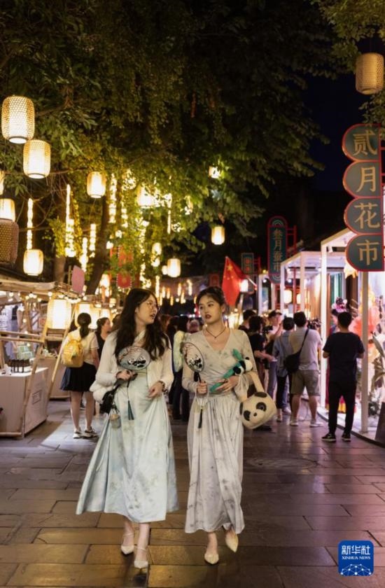 在成都寬窄巷子，兩位來自安徽的游客在新“十二月市”街區(qū)游覽（9月29日攝）。