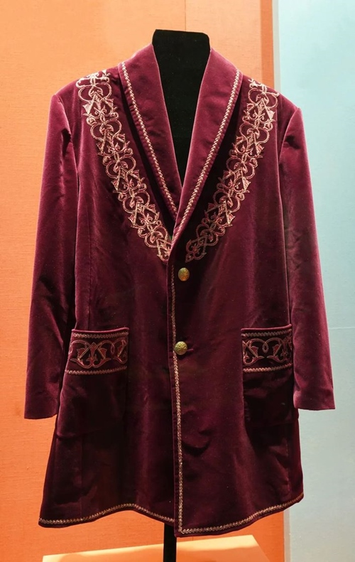 2013年9月，時任哈薩克斯坦總統(tǒng)納扎爾巴耶夫贈送習(xí)近平主席的哈薩克斯坦民族服裝。