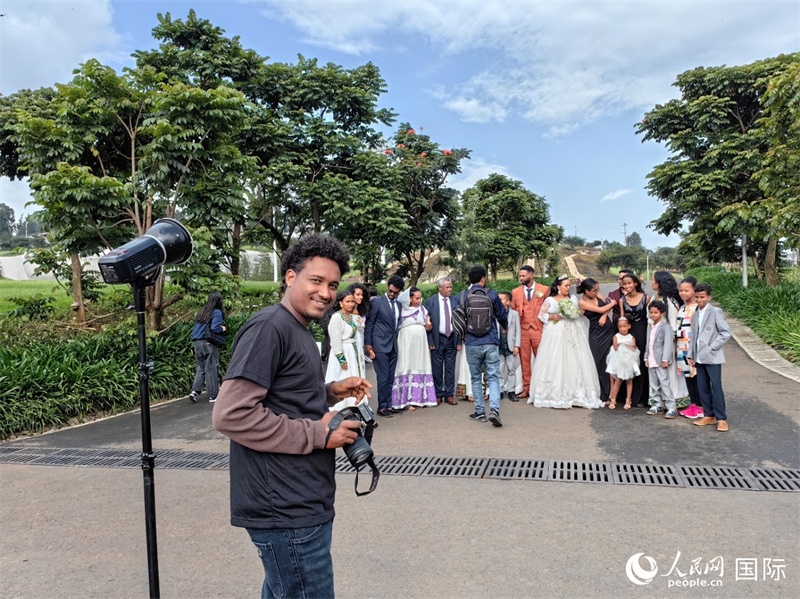 一對新人和親友在亞的斯亞貝巴友誼廣場合影。人民網記者 陳星星攝