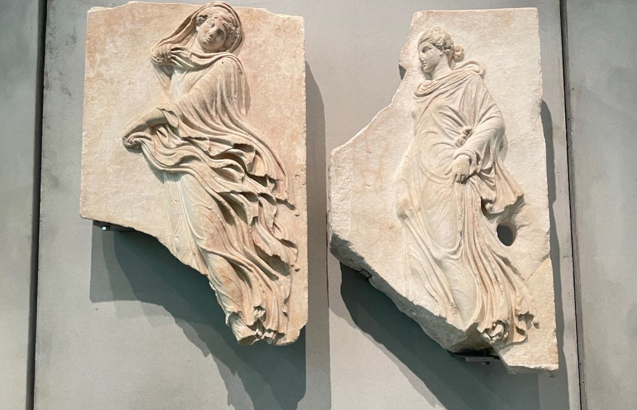 出自酒神劇場的浮雕，刻畫了舞者的形象。人民網(wǎng)記者 郭冠華攝