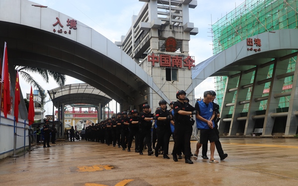 移交現(xiàn)場。公安部供圖