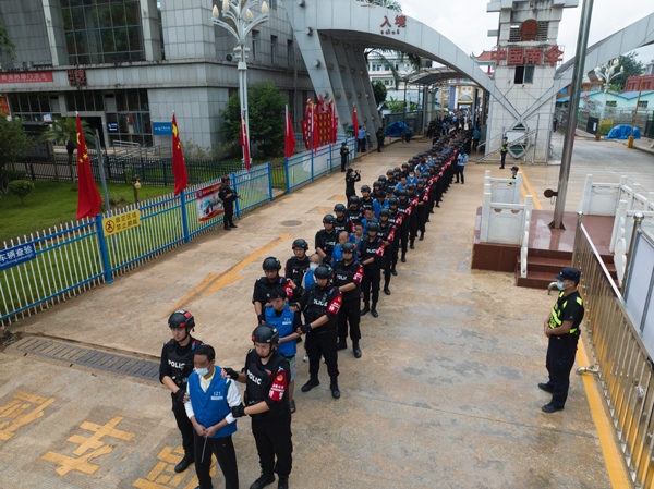 移交現(xiàn)場。公安部供圖