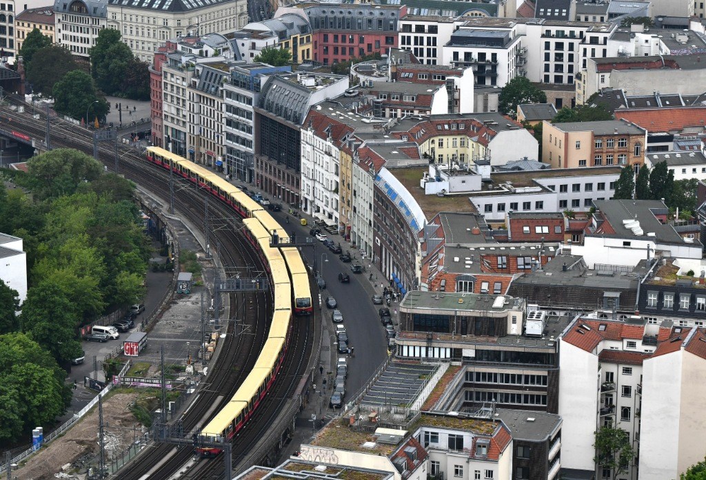5月23日，列車在德國柏林市區(qū)行駛。新華社記者任鵬飛攝