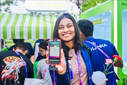 亞運(yùn)村運(yùn)動(dòng)員正在展示個(gè)人的低碳賬戶(hù)。 受訪者供圖