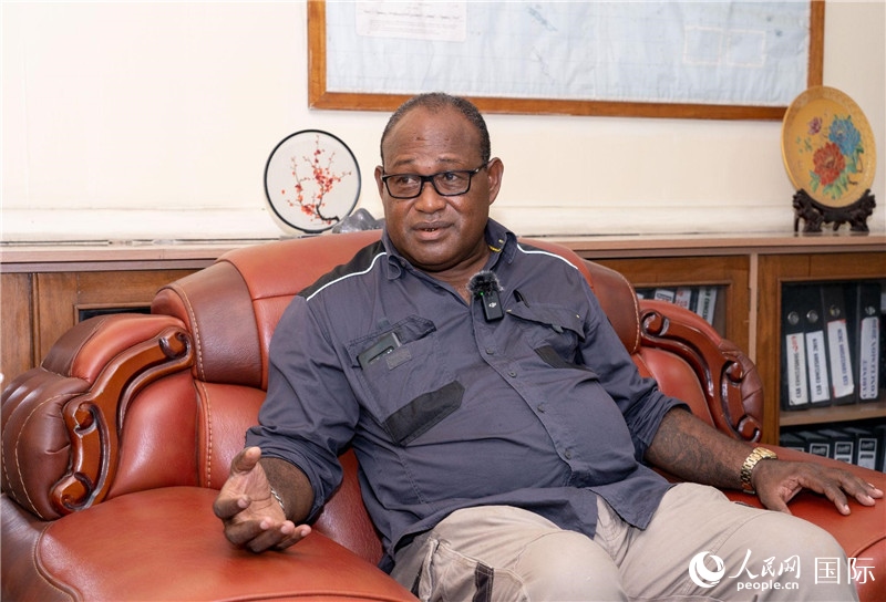 2023年9月13日，所羅門群島副總理兼基礎(chǔ)設(shè)施和發(fā)展部長梅納西·梅蘭加在首都霍尼亞拉接受人民網(wǎng)記者專訪。人民網(wǎng) 賀吉攝