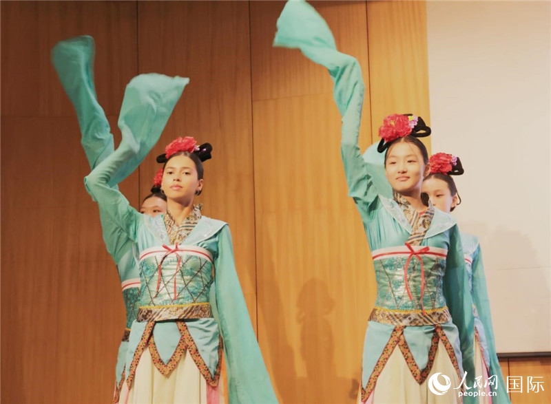 兩國文化志愿者共同表演中國傳統(tǒng)舞蹈。人民網(wǎng)記者 陳海琪攝