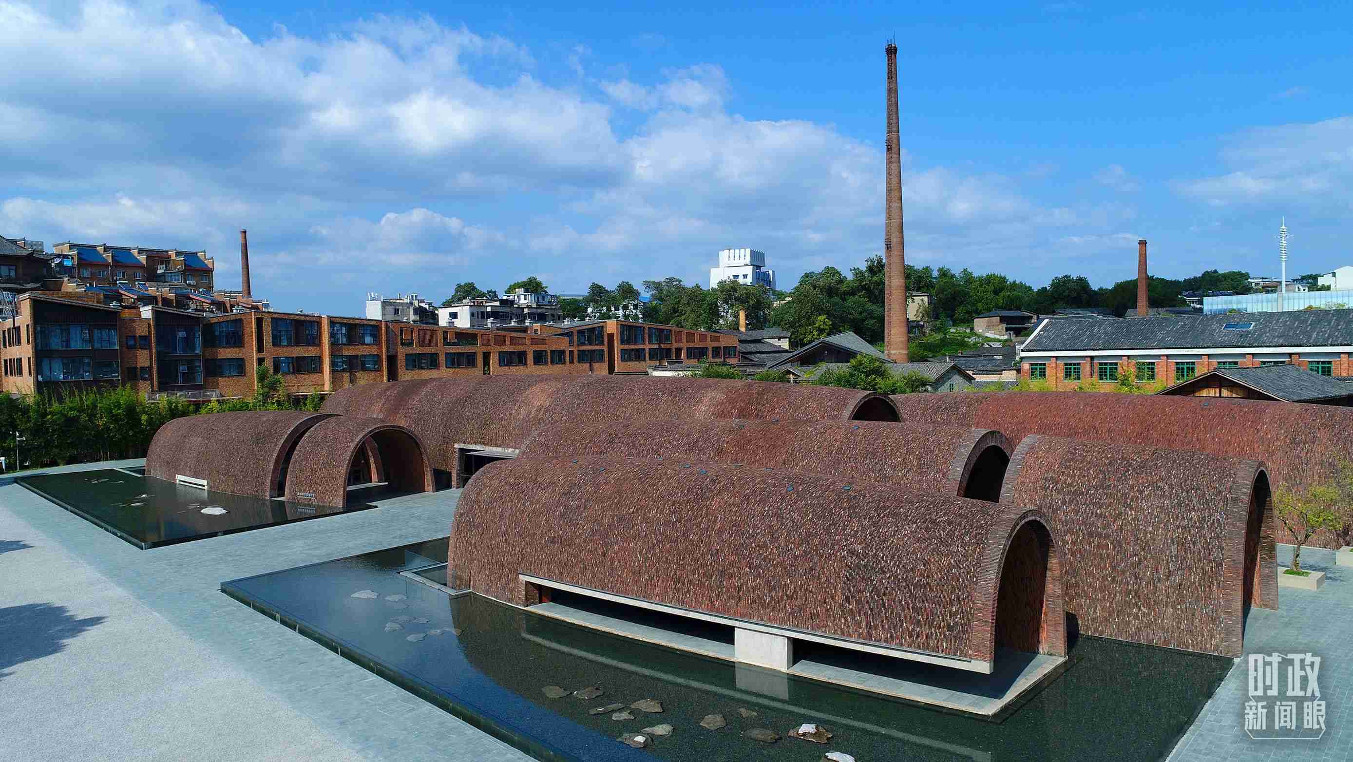 △街區(qū)內(nèi)的博物館，借鑒了景德鎮(zhèn)清代獨(dú)創(chuàng)的蛋形柴窯構(gòu)造特點(diǎn)。（總臺(tái)央視記者范凱拍攝）