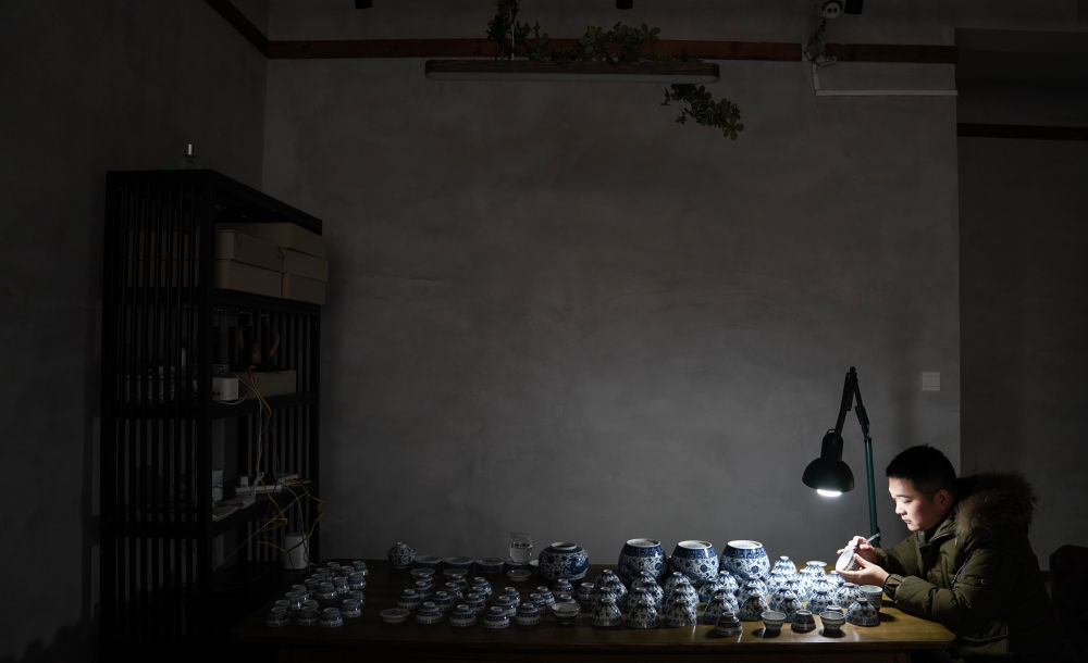 ↑ 2020年12月23日，手工陶瓷制作者在工作室檢測成品。