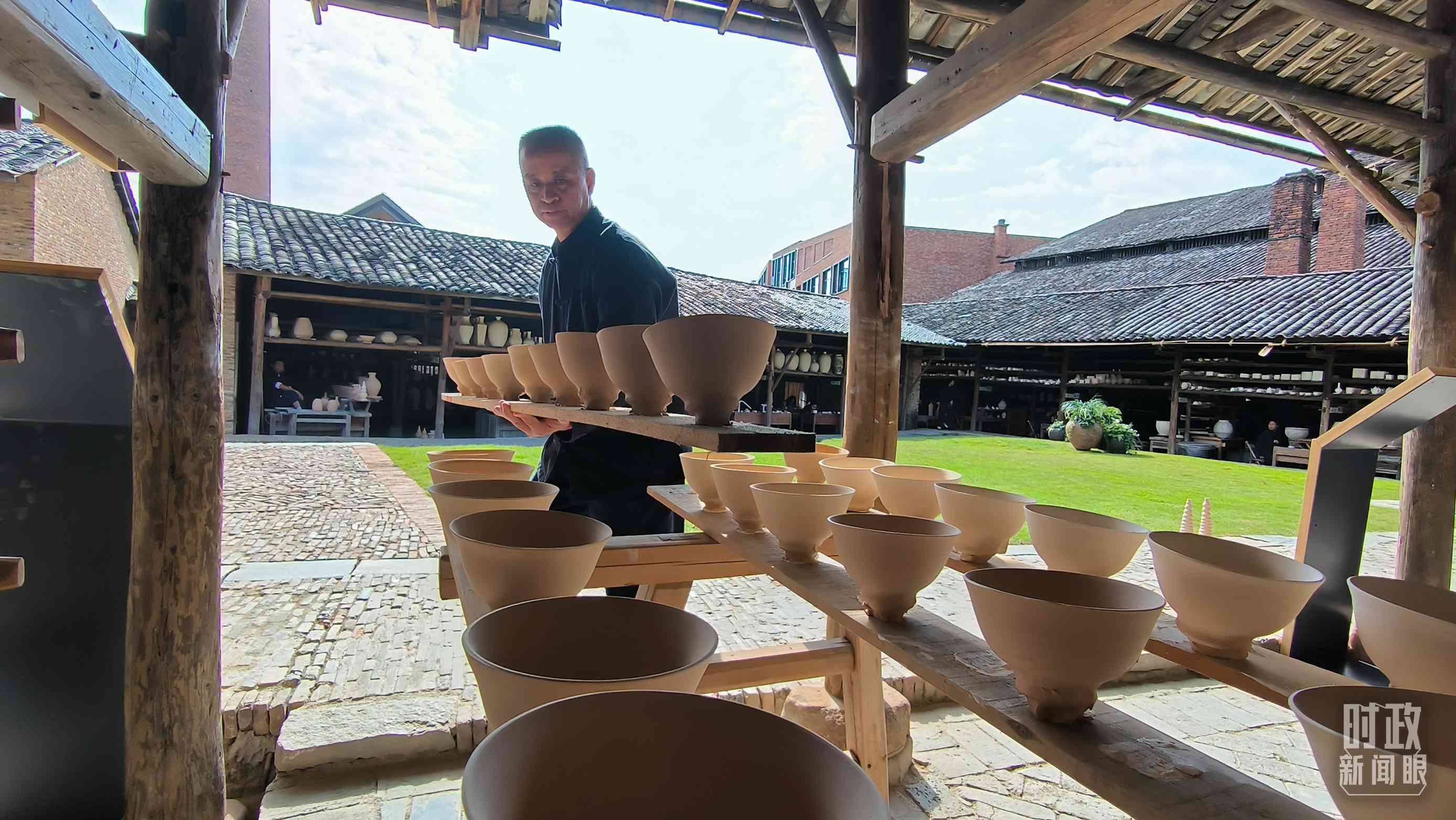 △匠人正在晾曬陶瓷制品。（總臺(tái)央視記者范凱拍攝）