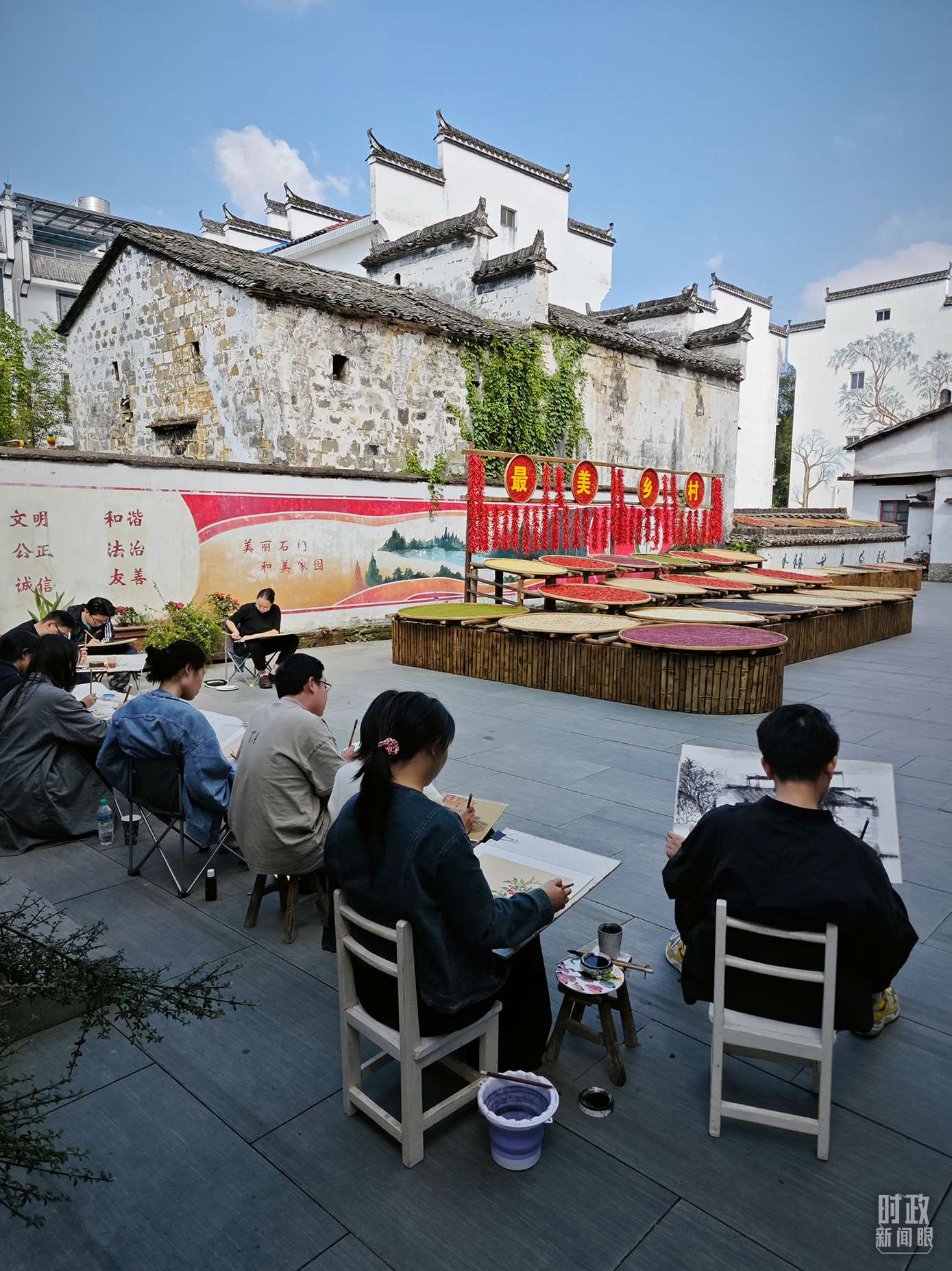 △來自中國美術(shù)學(xué)院的同學(xué)在石門村寫生。（總臺(tái)央視記者郁振一拍攝）