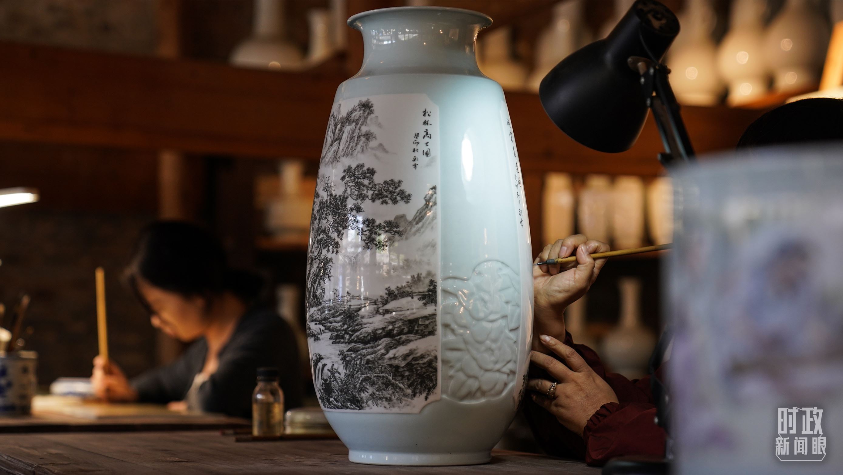 △陶瓷畫師正在繪制瓷器。（總臺(tái)國廣記者李晉拍攝）