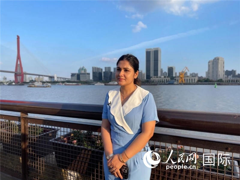 孟加拉國(guó)Channel24電視頻道主持人伊斯拉特·阿敏在上海市楊浦濱江接受采訪。 人民網(wǎng)記者 張榮攝