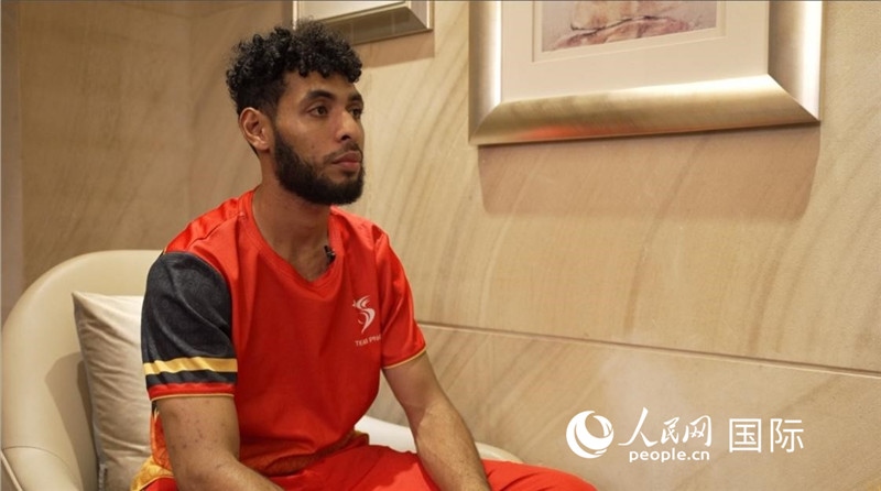 巴布亞新幾內(nèi)亞乒乓球國(guó)家隊(duì)隊(duì)員杰弗瑞·羅伊接受采訪。 人民網(wǎng) 彭昱凱攝