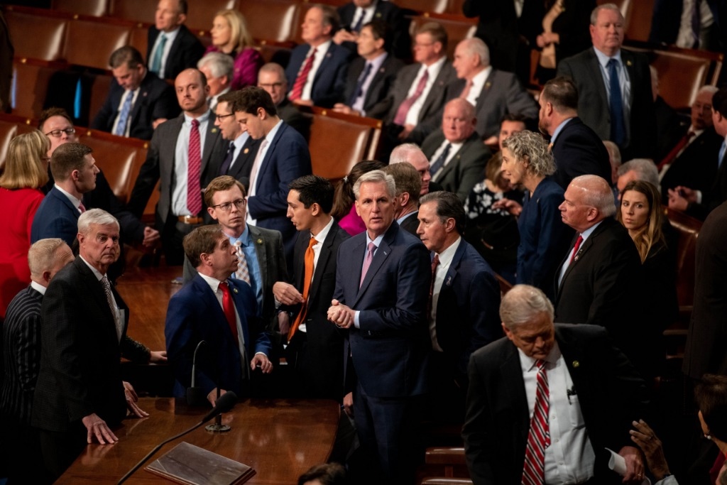 這是1月6日在美國華盛頓國會拍攝的凱文·麥卡錫（中）。新華社記者劉杰攝