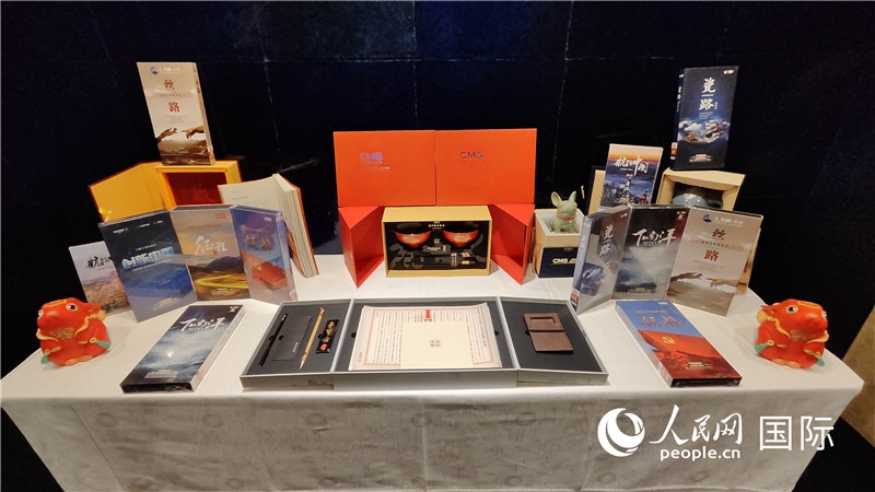 中央廣播電視總臺精品節(jié)目及文創(chuàng)產(chǎn)品展臺。人民網(wǎng) 蔣曉辰攝