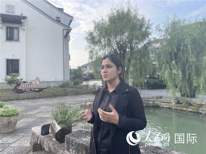 孟加拉國Channel 24電視頻道主持人伊斯拉特·阿敏在安吉接受記者采訪。人民網(wǎng)記者 張榮攝