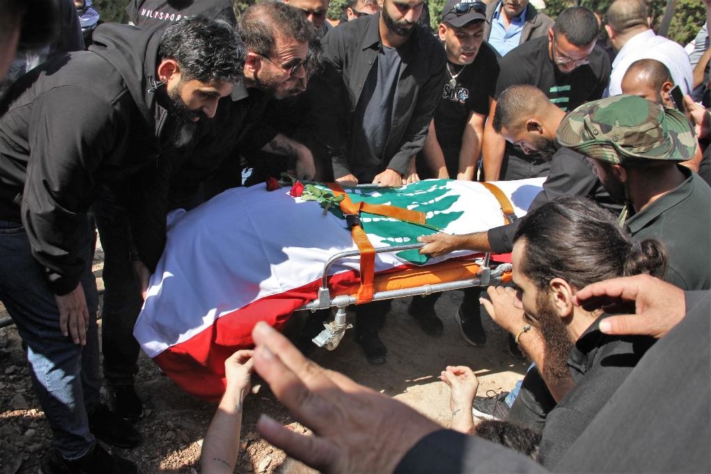 10月14日，黎巴嫩南部希亞姆鎮(zhèn)，黎巴嫩記者和民眾為在以色列轟炸中死亡的攝影記者伊薩姆·阿卜杜拉送葬。新華社發(fā)（塔希爾·阿布·哈姆丹攝）