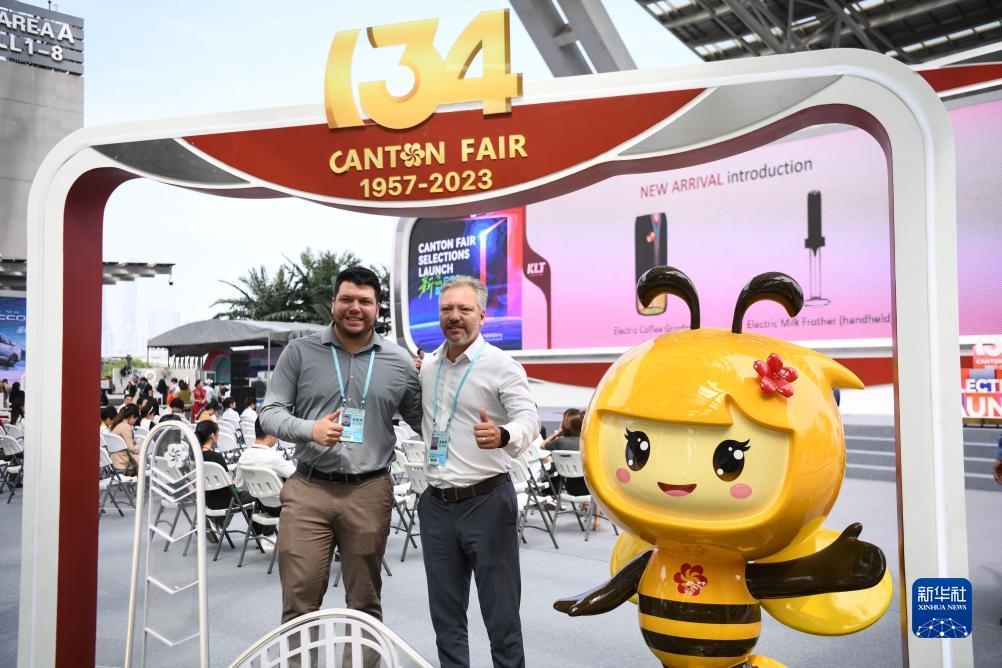 10月15日，來自巴西的采購商在廣交會上合影。新華社記者 鄧華 攝