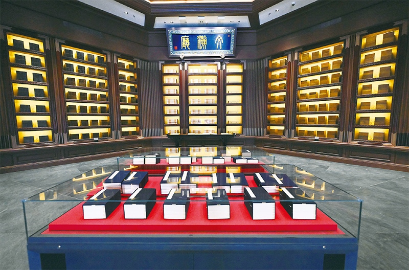 建設(shè)中國(guó)國(guó)家版本館，是以習(xí)近平同志為核心的黨中央作出的重大決策，是文明大國(guó)建設(shè)的基礎(chǔ)工程，是功在當(dāng)代、利在千秋的標(biāo)志性文化工程，充分體現(xiàn)了我們黨傳承發(fā)展中華文化的高度自覺(jué)、汲取歷史智慧更好走向未來(lái)的歷史主動(dòng)。圖為2023年5月拍攝的中國(guó)國(guó)家版本館中央總館文瀚廳。 新華社發(fā)