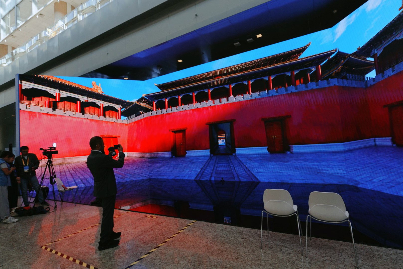 位于新聞中心的科技文化互動展示區(qū)。人民網(wǎng)記者 許維娜攝