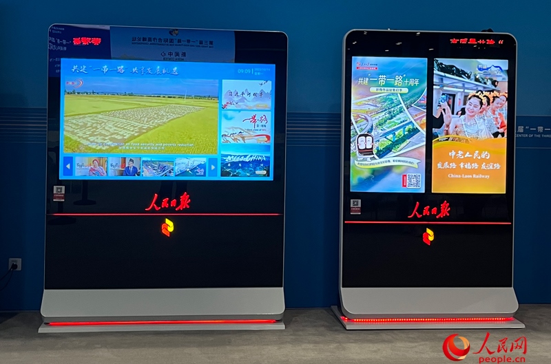 位于新聞中心的人民日報電子閱報欄。人民網(wǎng)記者 杜燕飛攝