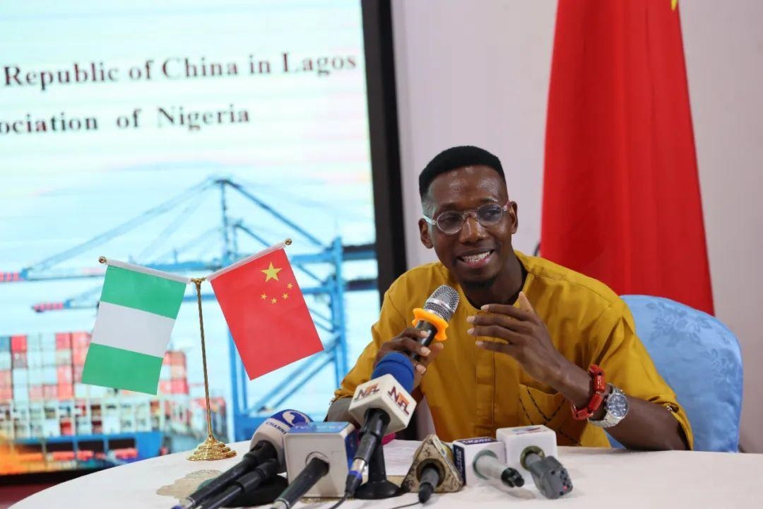 尼日利亞孔子學(xué)院留華同學(xué)會會長吳文仲分享經(jīng)驗。駐拉各館總領(lǐng)館供圖