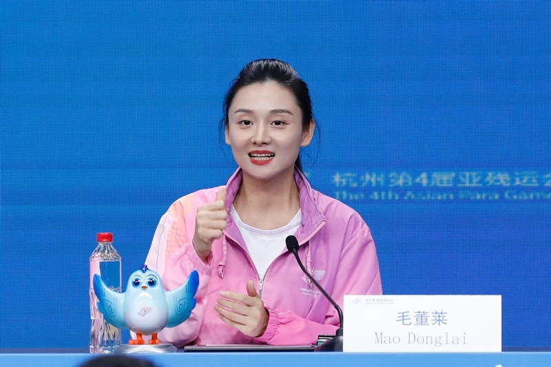 杭州市殘疾人綜合服務(wù)中心干事毛董萊介紹成為亞殘運會火炬手的經(jīng)歷。杭州亞殘組委供圖