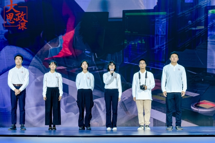 四川大學(xué)三星堆遺址考古隊隊長、考古文博學(xué)院教授黎海超和四川大學(xué)三星堆遺址考古隊隊員們