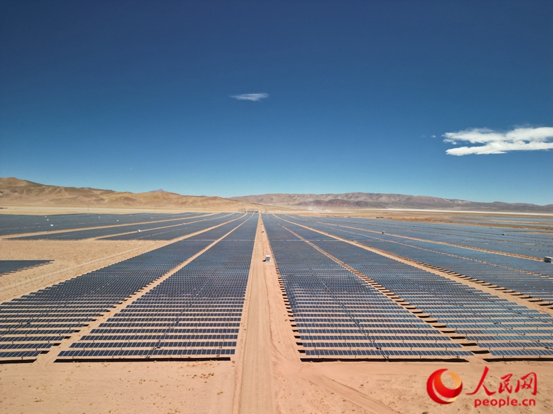 高查瑞光伏電站次第排開的光伏板（局部）。人民網(wǎng)記者 張若涵攝