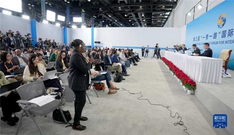 10月16日，第三屆“一帶一路”國際合作高峰論壇新聞中心在北京國家會議中心舉行首場吹風(fēng)會，邀請自然資源部國際合作司和相關(guān)單位負(fù)責(zé)人介紹有關(guān)情況，并回答記者提問。新華社記者 王毓國攝