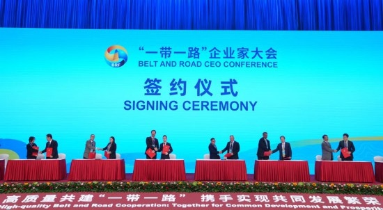 這是10月17日拍攝的簽約儀式現(xiàn)場(chǎng)。當(dāng)日，“一帶一路”企業(yè)家大會(huì)在北京召開。（新華社記者王毓國(guó)攝）