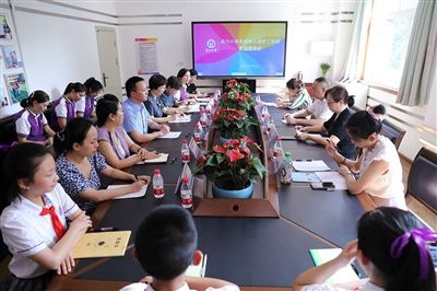 圖⑤：法治宣講結(jié)束后，重慶五中院組織召開座談會，聽取人大代表和朵力小學(xué)教師、家長代表對法院未成年人保護(hù)工作的意見建議。