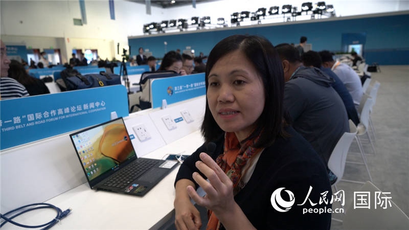 越南之聲廣播電臺記者胡鴻行（音譯，H? H?ng H?nh）與記者交談。人民網(wǎng) 楊春燕攝