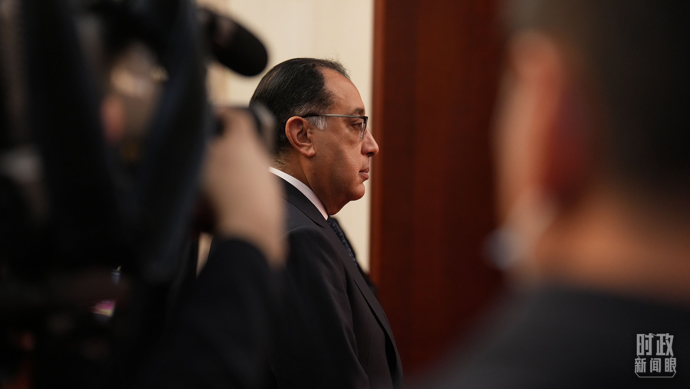 △人民大會(huì)堂，埃及總理馬德布利正在等候會(huì)見開始。（總臺國廣記者李晉拍攝）