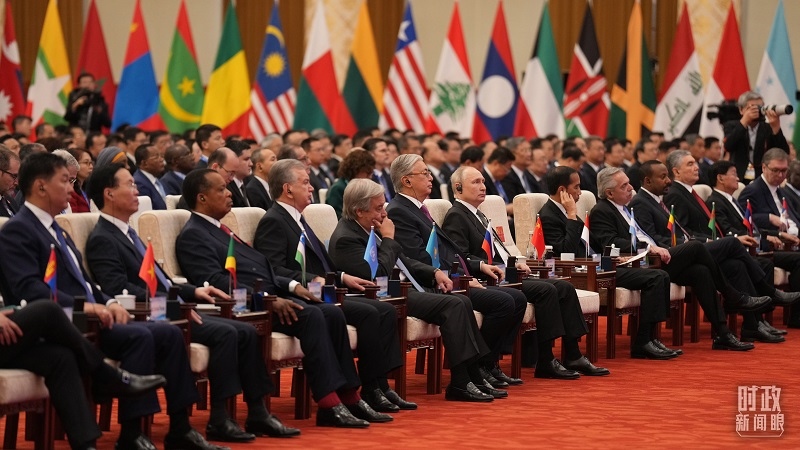 △18日上午，外方領(lǐng)導(dǎo)人在開幕式上聆聽習(xí)近平主席主旨演講。（總臺國廣記者李晉拍攝）