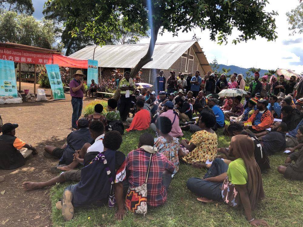 △2020年12月15日，中國專家在巴布亞新幾內亞東高地省中國援助巴新菌草和旱稻技術項目第9期培訓班上授課。