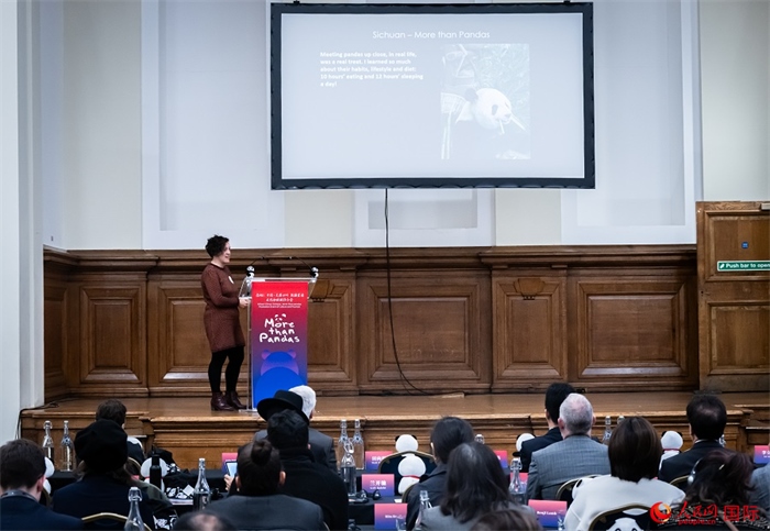 英國(guó)旅游達(dá)人瑪麗亞·拉莫爾作來(lái)川游歷主題分享。人民網(wǎng) 郭錦標(biāo)攝