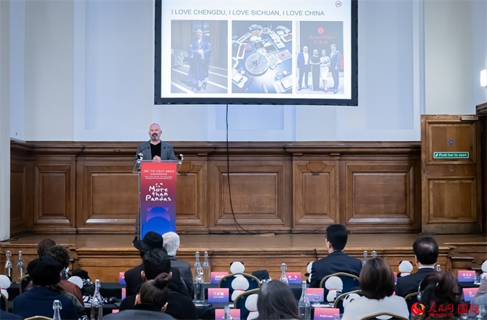 英國(guó)群英創(chuàng)意全球首席執(zhí)行官杰米·撒杰特在現(xiàn)場(chǎng)發(fā)言，分享如何進(jìn)一步提升四川旅游的國(guó)際影響力、吸引更多的英國(guó)游客。人民網(wǎng) 郭錦標(biāo)攝