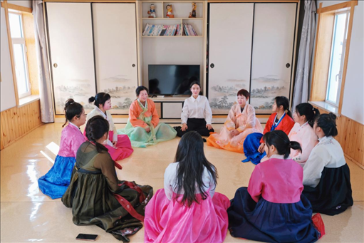 2023年6月，楊麗娜（后中）對(duì)擔(dān)任民宿管家的光東村村民們進(jìn)行標(biāo)準(zhǔn)化培訓(xùn)。（新華社記者金津秀攝）