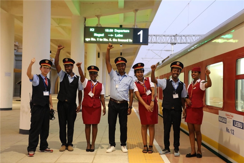 中埃員工組成的亞吉鐵路運營團隊。 中國土木工程集團有限公司供圖