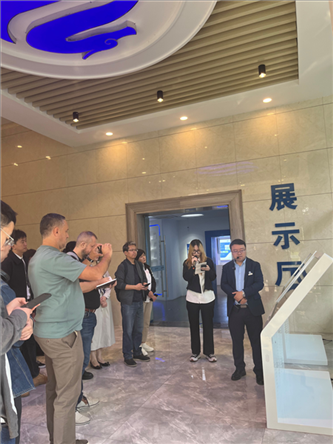 （在文瀾智谷中試產(chǎn)業(yè)基地，中外記者深入了解科技轉(zhuǎn)化情況 趙橙涔攝）
