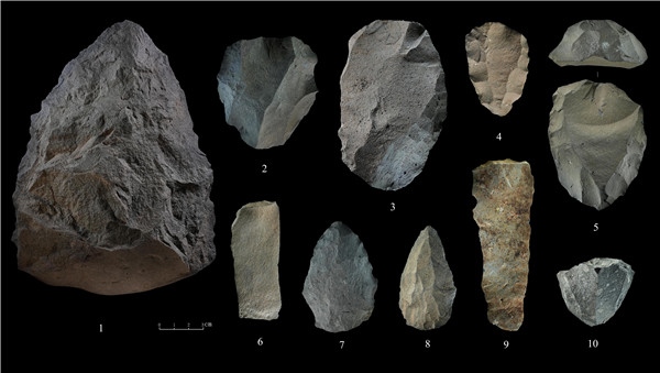 石制品 1.手斧 2、4、5.勒瓦婁哇石核（循環(huán)剝片法、優(yōu)先剝片法）3.勒瓦婁哇石葉石核 6.勒瓦婁哇石葉 7、8.勒瓦婁哇尖狀器 9.石葉 10.錐形石葉石核。中肯聯(lián)合考古隊供圖