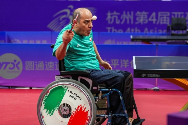 10月23日，杭州第4屆亞殘運(yùn)會(huì)乒乓球男子單打Class2小組循環(huán)賽舉行。圖為伊朗隊(duì)選手哈桑·簡(jiǎn)費(fèi)尚在比賽中。圖片來源：杭州亞殘組委會(huì)